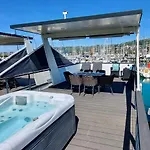 Vakantiehuis Modern Floating Home - Hausboot Seaesta - Rooftop Jacuzzi Terrace & Marina Portoroz Views *