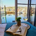Vakantiehuis Modern Floating Home - Hausboot Seaesta - Rooftop Jacuzzi Terrace & Marina Portoroz Views *