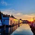 Modern Floating Home - Hausboot Seaesta - Rooftop Jacuzzi Terrace & Marina Portoroz Views