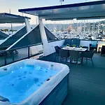 Vakantiehuis Modern Floating Home - Hausboot Seaesta - Rooftop Jacuzzi Terrace & Marina Portoroz Views
