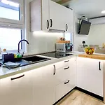 Vakantiehuis Modern Floating Home - Hausboot Seaesta - Rooftop Jacuzzi Terrace & Marina Portoroz Views