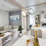 Vakantiehuis Modern Floating Home - Hausboot Seaesta - Rooftop Jacuzzi Terrace & Marina Portoroz Views *