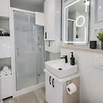 Modern Floating Home - Hausboot Seaesta - Rooftop Jacuzzi Terrace & Marina Portoroz Views