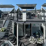 Vakantiehuis Modern Floating Home - Hausboot Seaesta - Rooftop Jacuzzi Terrace & Marina Portoroz Views