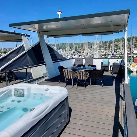 Dom wakacyjny Modern Floating - Hausboot Seaesta - Rooftop Jacuzzi Terrace & Marina Views *