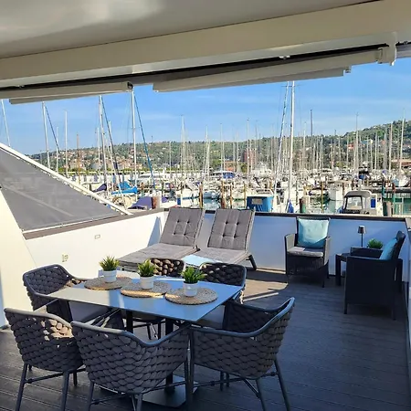 Modern Floating - Hausboot Seaesta - Rooftop Jacuzzi Terrace & Marina Views Ferienhaus *