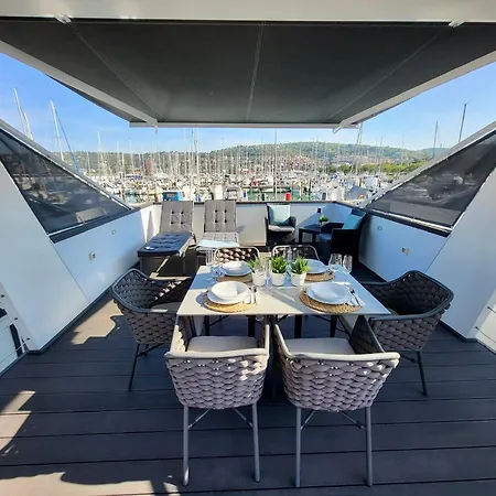 Modern Floating Home - Hausboot Seaesta - Rooftop Jacuzzi Terrace & Marina Portoroz Views Vakantiehuis *