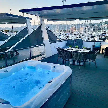 펜션 Modern Floating - Hausboot Seaesta - Rooftop Jacuzzi Terrace & Marina Views