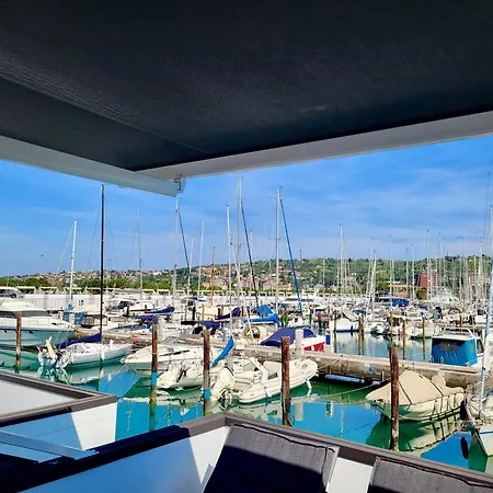 Casa de Férias Modern Floating - Hausboot Seaesta - Rooftop Jacuzzi Terrace & Marina Views Portorož