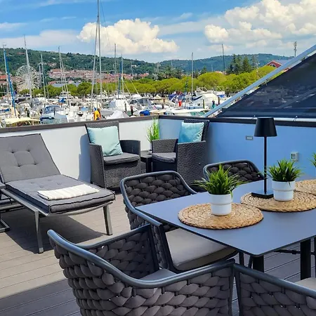 Modern Floating Home - Hausboot Seaesta - Rooftop Jacuzzi Terrace & Marina Portoroz Views Vakantiehuis *