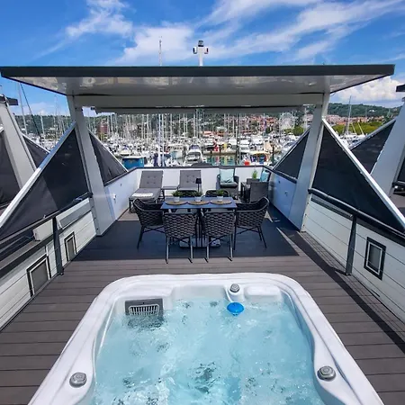 Modern Floating - Hausboot Seaesta - Rooftop Jacuzzi Terrace & Marina Views Ferienhaus Portorož