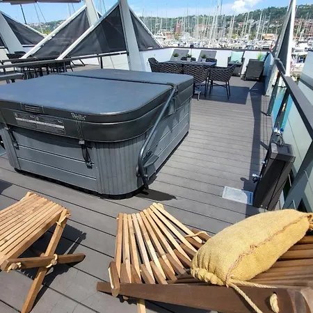 Modern Floating - Hausboot Seaesta - Rooftop Jacuzzi Terrace & Marina Views