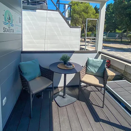 Modern Floating - Hausboot Seaesta - Rooftop Jacuzzi Terrace & Marina Views
