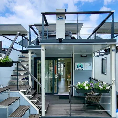 Modern Floating - Hausboot Seaesta - Rooftop Jacuzzi Terrace & Marina Views Ferienhaus *