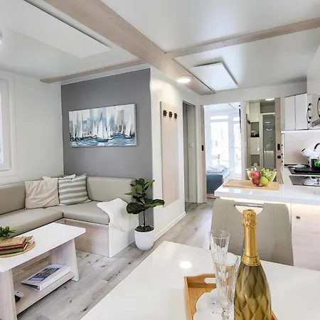 Dom wakacyjny Modern Floating - Hausboot Seaesta - Rooftop Jacuzzi Terrace & Marina Views *