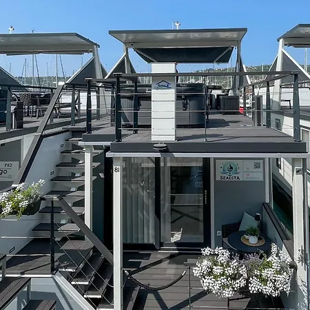 Dom wakacyjny Modern Floating - Hausboot Seaesta - Rooftop Jacuzzi Terrace & Marina Views