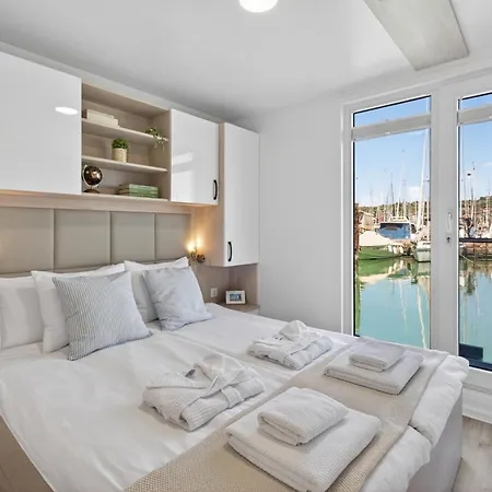 Modern Floating - Hausboot Seaesta - Rooftop Jacuzzi Terrace & Marina Views Holiday home