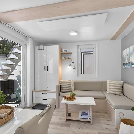 Holiday home Modern Floating - Hausboot Seaesta - Rooftop Jacuzzi Terrace & Marina Views *