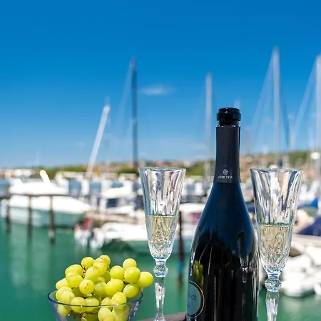 Modern Floating - Hausboot Seaesta - Rooftop Jacuzzi Terrace & Marina Views Holiday home *