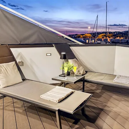 Holiday home Modern Floating - Hausboot Seaesta - Rooftop Jacuzzi Terrace & Marina Views Portoroz