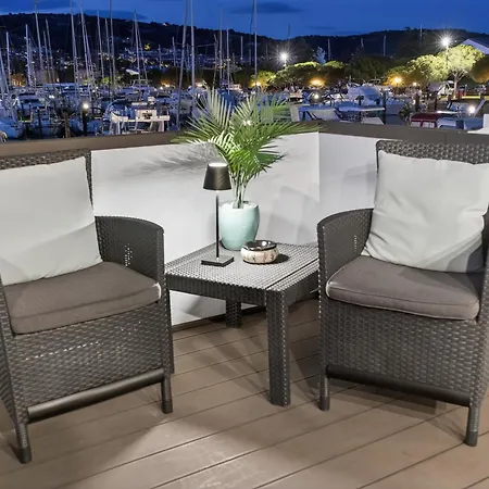 Holiday home Modern Floating - Hausboot Seaesta - Rooftop Jacuzzi Terrace & Marina Views *