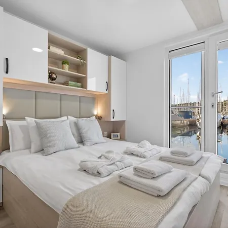 Holiday home Modern Floating - Hausboot Seaesta - Rooftop Jacuzzi Terrace & Marina Views *