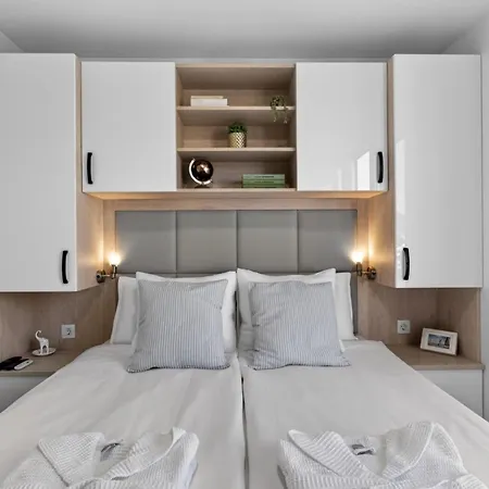 Modern Floating - Hausboot Seaesta - Rooftop Jacuzzi Terrace & Marina Views Holiday home *