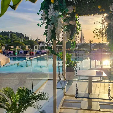 Holiday home Modern Floating - Hausboot Seaesta - Rooftop Jacuzzi Terrace & Marina Views *