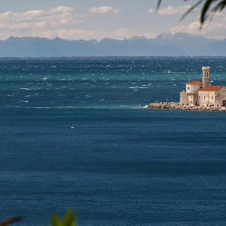 Holiday home Modern Floating - Hausboot Seaesta - Rooftop Jacuzzi Terrace & Marina Views Portoroz