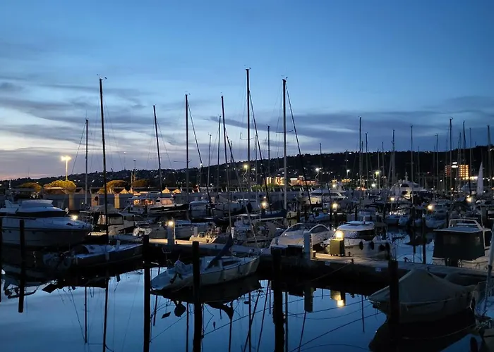 Floating Sea House Seaesta *