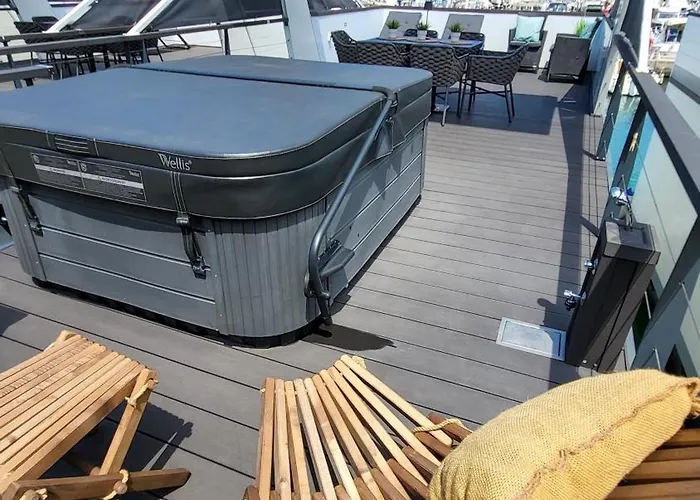 Floating Sea House Seaesta